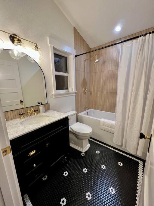 Brand New Custom Built Cottage In Downtown W/Pool! Salem Eksteriør bilde